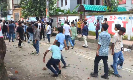 আলিয়া মাদ্রাসায় দফায় দফায় সংঘর্ষ, উত্তেজনায় বকশীবাজার